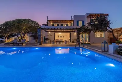 Image de Elegant 4-Bedroom Seaside Villa in Agios Ioannis, Mykonos with Olympic-Size Pool