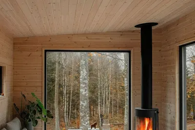Image de Poteaux d'écoute de podcasts dans la forêt près du lac Immeln