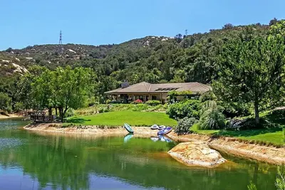 Image de San Diego -Fallbrook- Lakefront resort Style Lakehouse w/Pool, Spa, Beaches close