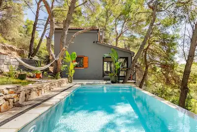 Image de Gorgeous home in Grohote