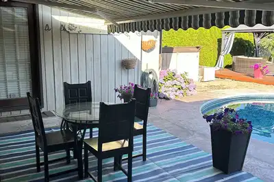Image de Beautiful 3 bed 3 bath Lake view home with pool, minutes from town and beach.