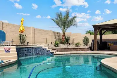 Image de Stylish Pool Home Near Stadium & Dining