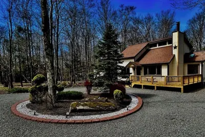 Image de Spacious cozy, comfy home in The Poconos, private community of The Hideout