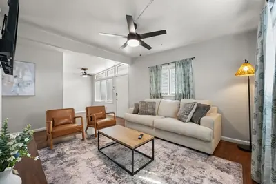 Image de Homey Haven - King bed - Close to Texas Tech