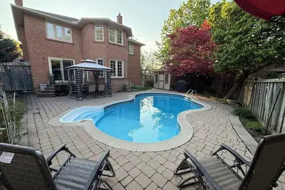 Image de Modern Pool Retreat | 5 mins to Airport | Full House