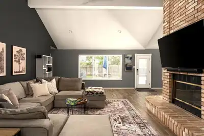 Image de Luxe 3br 2ba Shady Hollow Stay | King Bed + Office