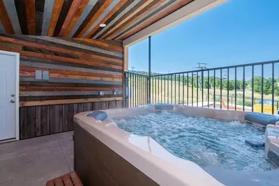 Image de Family Adventure Retreat - Ski In/Out • Hot Tub • Steps to Kicking Horse Lift