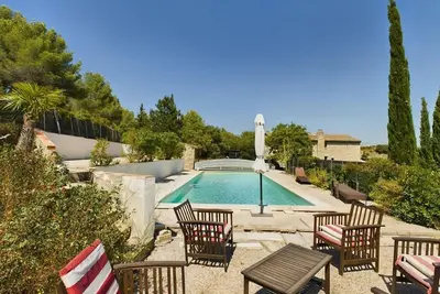 Image de Maison de charme en Provence avec dépendance • Piscine • 15 pers