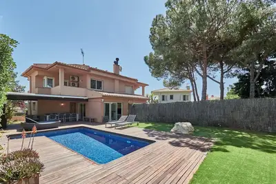 Image de House with Private Swimming Pool, Barbecue and Games Room