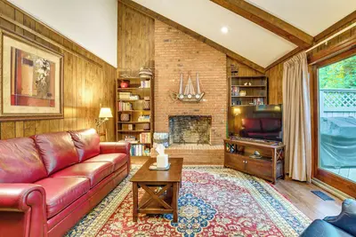 Image de 3 Mi to Dtwn Cary! Spacious Home w/ Deck & Grill