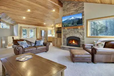 Image de 20 East Butte-Sunriver, Oregon: Hot Tub, Bbq, WiFi, Sharc Aquatics, Tubing Hill, Mt. Bachelor, Golf, Deschutes River, Tennis, Bike Paths