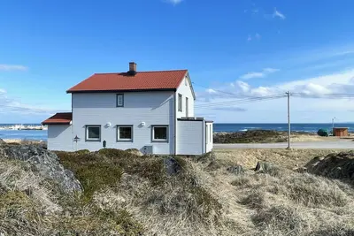 Image de Maison avec aurores boréales et vue sur la mer de Barents