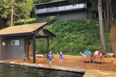 Image de Huntsville cottage on peninsula lake with incredible views and water front