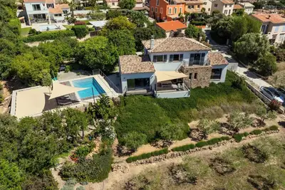 Image de Magnifique vue mer, piscine chauffée, jardin, plage +port de Carqueiranne à pied