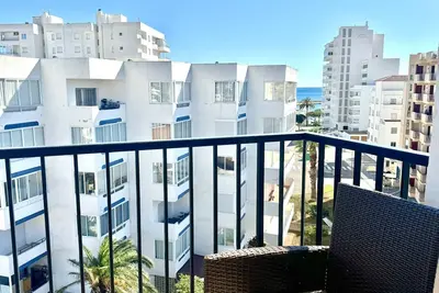 Image de Appartement confortable 2 chambres à 100m de la plage, climatisation, balcon, Tv sat.