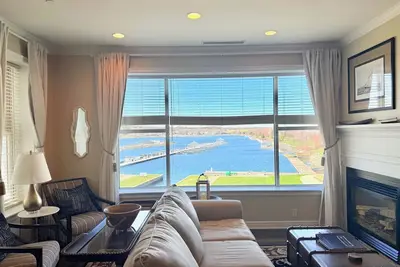Image de Starboard Suite 203: Cozy 2-bedroom condo with marina views in Bay Harbor, Mi.
