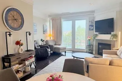 Image de Experience luxury in Maritime Suite 209, Bay Harbor, with 2 beds and stunning amenities.