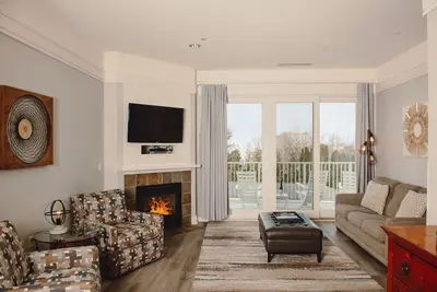 Image de Maritime Suite 214: Spacious 2br condo in charming Bay Harbor with stunning village views.