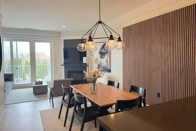 Image de Maritime Suite 2117 in Bay Harbor: A 2-bedroom condo with stunning village views.