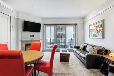 Image de Cozy Lodge Suite 258 in Bay Harbor, Mi—ideal for couples seeking a relaxing getaway.