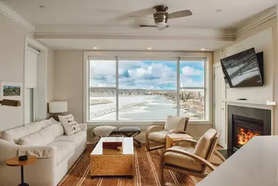 Image de Luxurious Starboard Suite 303 in Bay Harbor, Mi with stunning marina views.