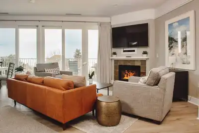 Image de Experience luxury in Maritime Deluxe Lake View 313, Bay Harbor with stunning lake views!