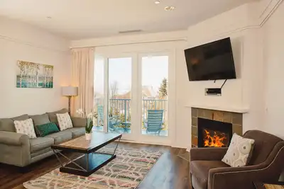 Image de Maritime Lakeview Suite 317: Cozy 2-bedroom condo with stunning lake views in Bay Harbor, Mi.