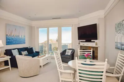 Image de Experience luxury at Captain's Lakeview Suite 319 in Bay Harbor, Mi, with stunning lake views.