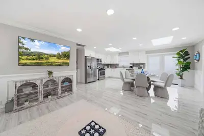 Image de Single level Home - Waterfront Views & 2 Deck Area