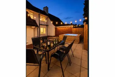 Image de 4 Bed House Wollaton Driveway Hot Tub sleeps 10