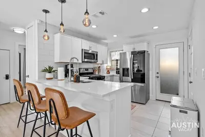 Image de Boutique Bungalow + Bonus Studio | Private Group Getaway Near SoCo & Zilker