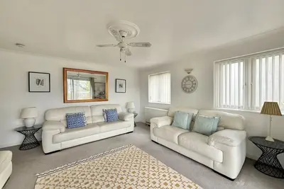 Image de Upper Deck 2 Bedroom Apartment with Parking & Balcony