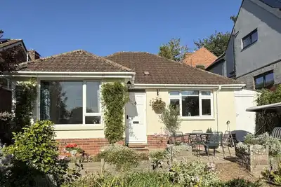 Image de 3 bedroom bungalow with parking and river views