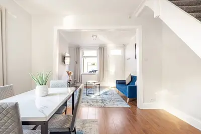 Image de Bright 2-Bed Gorton Terrace · Sleeps 5 · Free Parking · 10 Min to Etihad