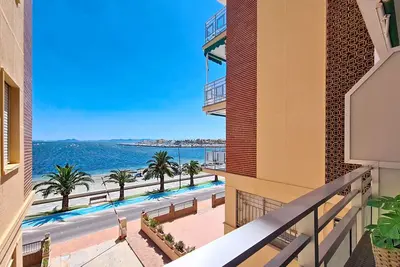 Image de Appartement en front de mer avec balcon et vue mer