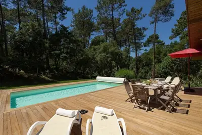 Image de Grande villa au cœur de la forêt avec piscine