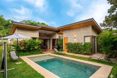 Image de Modern Jungle Retreat w/ Detached Guest Home Near Beach