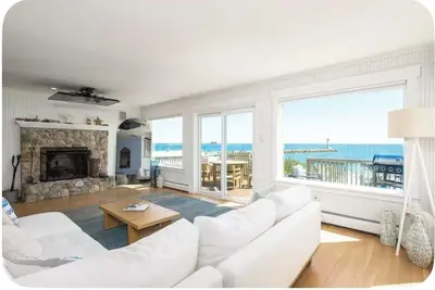 Image de Beachfront house. Spacious 4-bedroom house in charming Westbrook with Ac