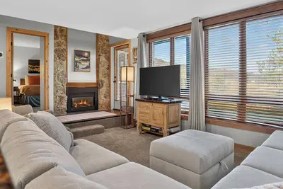 Image de Hike, bike, or ski-in/out bunkhouse at Granby Ranch sleeps 8, gorgeous views