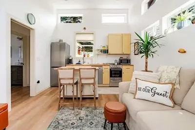 Image de Lovely 1-bedroom cottage with Ac in charming Monroe Private outdoor patio