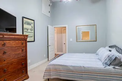 Image de Huge 2bd/2. 5ba Condo in the Heart of Downtown Mobile on main Mardi Gras Route