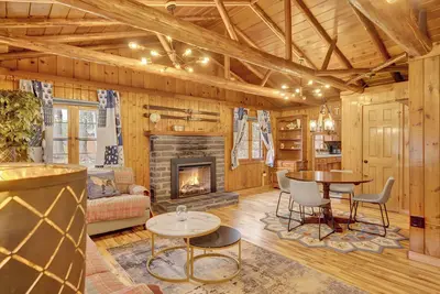 Image de Beartop Lodge - Cozy Retreat w/ Firepit