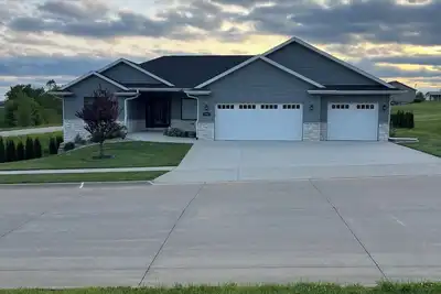 Image de Spacious 4-bedroom home in a beautiful neighborhood on the edge of town