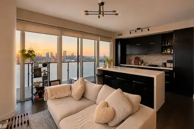 Image de Sunset Skyline Corner Suite in Downtown Toronto with Stunning Cn Tower View!