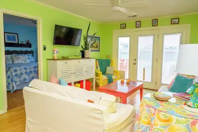 Image de Book this cheerful duplex for a fun little escape from reality!