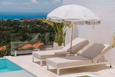 Villa Lola with Ocean View & Breakfast