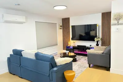 Image de Cozy 3br with 1 king bed Ensuite, 2 Queen bed, Sleeps 7 & fully air conditioned