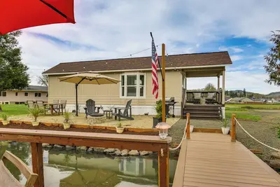 Image de Dual-Cottage Getaway in Oakland w/ Private Pond
