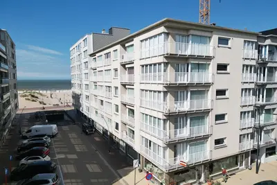 Image de Appartement lumineux avec vue latérale sur la mer