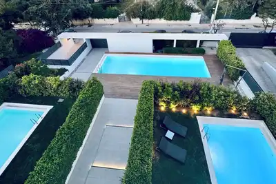 Image de Luxury duplex with a pool, gym, parking, 3, 340 sq. ft. , coastal & beach access.